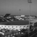 estadio Port Said en escala de grises
