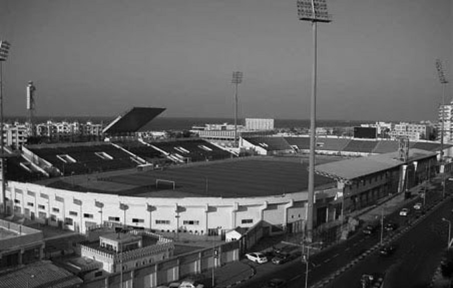 estadio Port Said en escala de grises