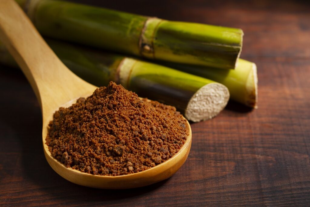 panela en una cuchara de madera