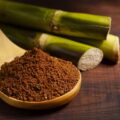 panela en una cuchara de madera